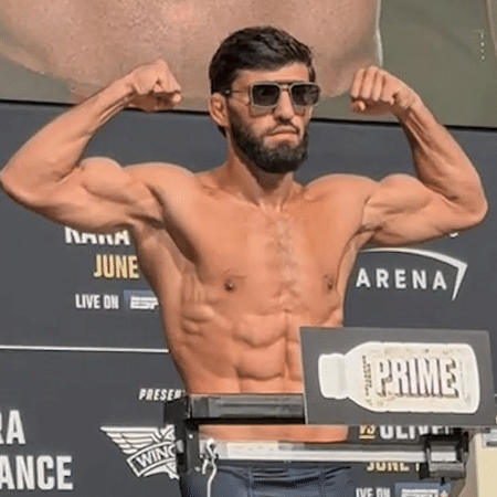 Arman Tsarukya exaltou presença do pai em sua luta e rejeitou mãe in loco Arman Tsarukya exaltou presença do pai em sua luta e rejeitou mãe in loco