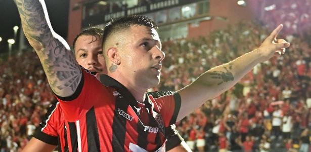 Vitória bate Bahia no Barradão e se aproxima de dupla na luta do Z4 Vitória bate Bahia no Barradão e se aproxima de dupla na luta do Z4