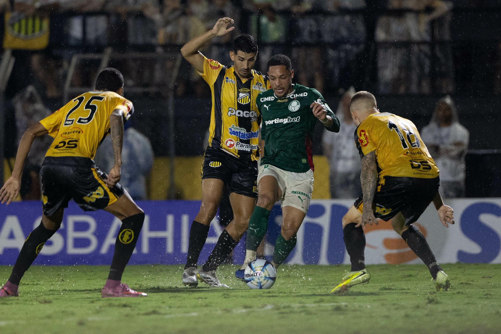 Vitor Roque, com a bola, durante Novorizontino x Palmeiras, na final do Paulistão - undefined