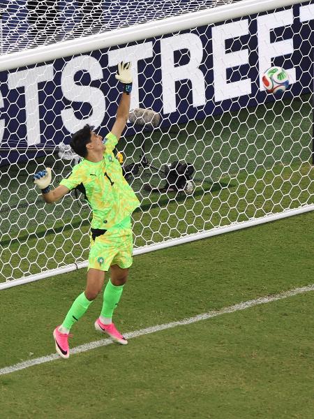 bono-goleiro-do-marrocos-defendeu-penalti-de-summervile-da-holanda-1782792137157_v2_450x600 Marrocos elimina Holanda nos pênaltis e avança na Copa; veja como foi