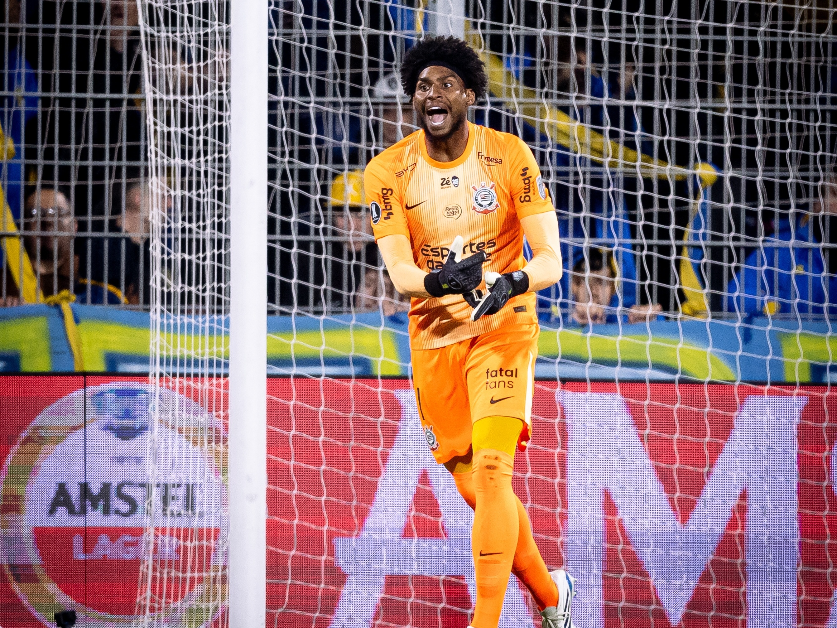 UÉ? Rosario Central solta nota duvidosa e contesta racismo sofrido por Hugo Souza