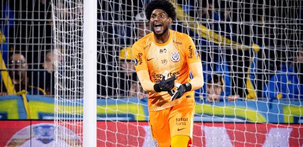 Corinthians repudia racismo contra Hugo Souza e cobra punição: 'Revoltante'