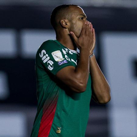 Marlon Freitas, do Palmeiras, se lamenta durante partida contra o Santos, pelo Brasileirão Marlon Freitas, do Palmeiras, se lamenta durante partida contra o Santos, pelo Brasileirão