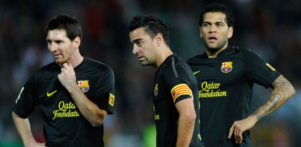Xavi e Daniel Alves atuaram juntos pelo Barcelona por sete anos - Denis Doyle/Getty Images