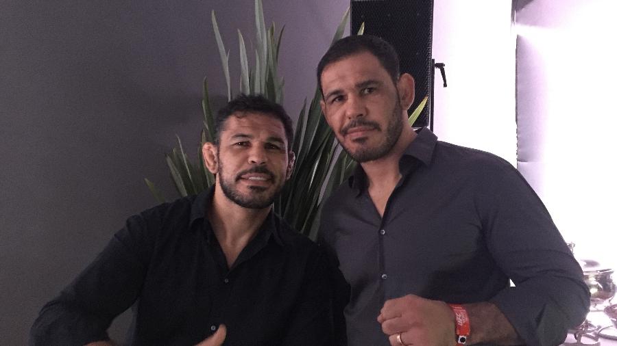 Os irmãos Rodrigo Minotauro e Rogério Minotouro fazer um papel de relacionamento com o público e conversam com os fãs do MMA durante do UFC São Paulo - Luiza Oliveira/UOL