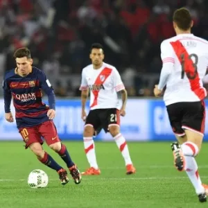 Messi é cercado por marcadores do River Plate em jogo do Barcelona - AFP PHOTO / TOSHIFUMI KITAMURA