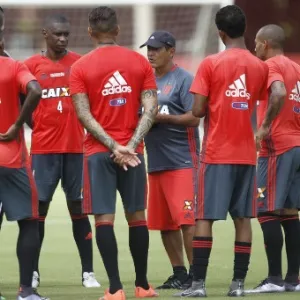 Muricy Ramalho orienta o time do Flamengo antes do jogo contra o Confiança pela Copa do Brasil - undefined