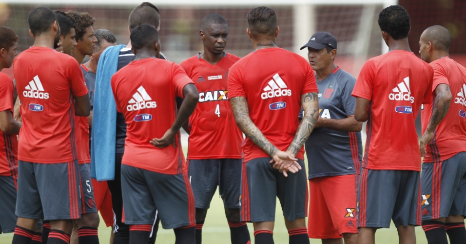 Muricy Ramalho orienta o time do Flamengo antes do jogo contra o Confiança pela Copa do Brasil