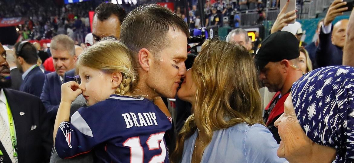 Tom Brady beija Gisele Bundchen; tratamento ao quarterback diz muito sobre a visão que se tem das mulheres - Kevin C. Cox/AFP