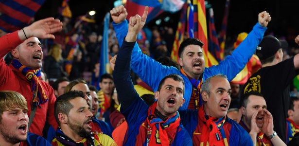 Presença de torcedores no gramado do Camp Nou rendeu multa ao Barça - AFP PHOTO / LLUIS GENE