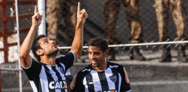 Fred orienta companheiros em campo contra o Tricordiano - Divulgação/Atlético-MG
