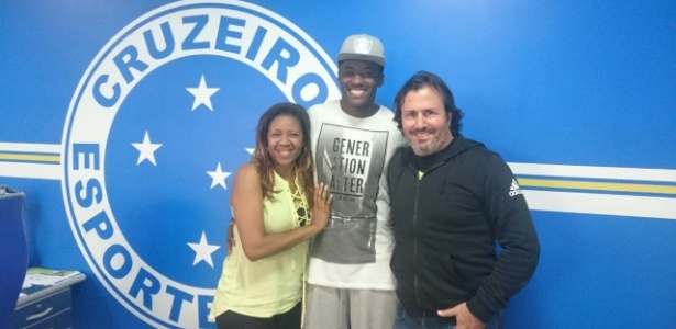 Zagueiro Cesinha, do Cruzeiro, entre a mãe Viviane e o diretor técnico da Sport Agency, Paulo Roca - Divulgação