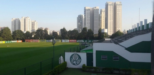 Prédios vizinhos têm vista para os campos do CT do Palmeiras