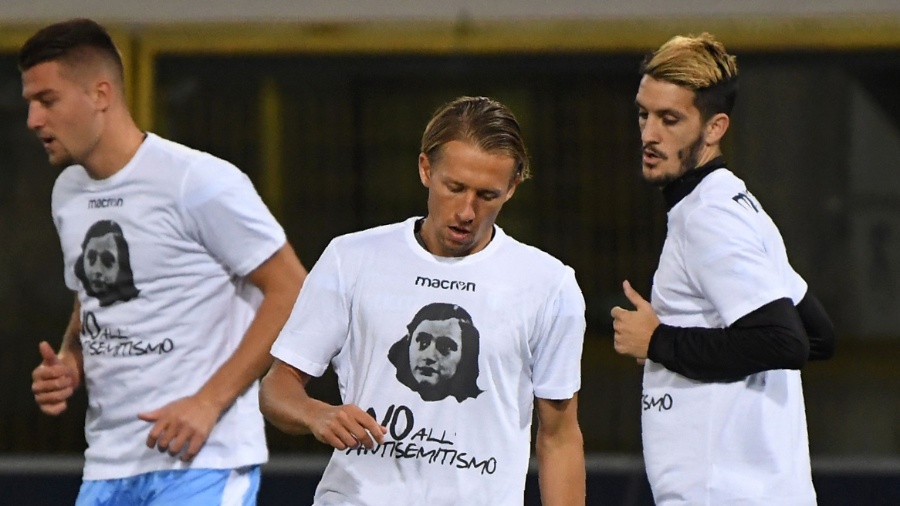 Jogadores da Lazio usaram camisas com imagem de Anne Frank no aquecimento - Gianni Schicchi/AFP