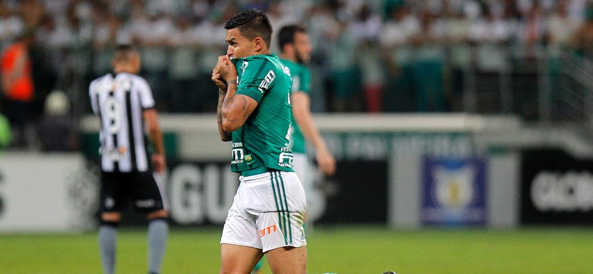 Dudu beija camisa do Palmeiras - Daniel Vorley/AGIF