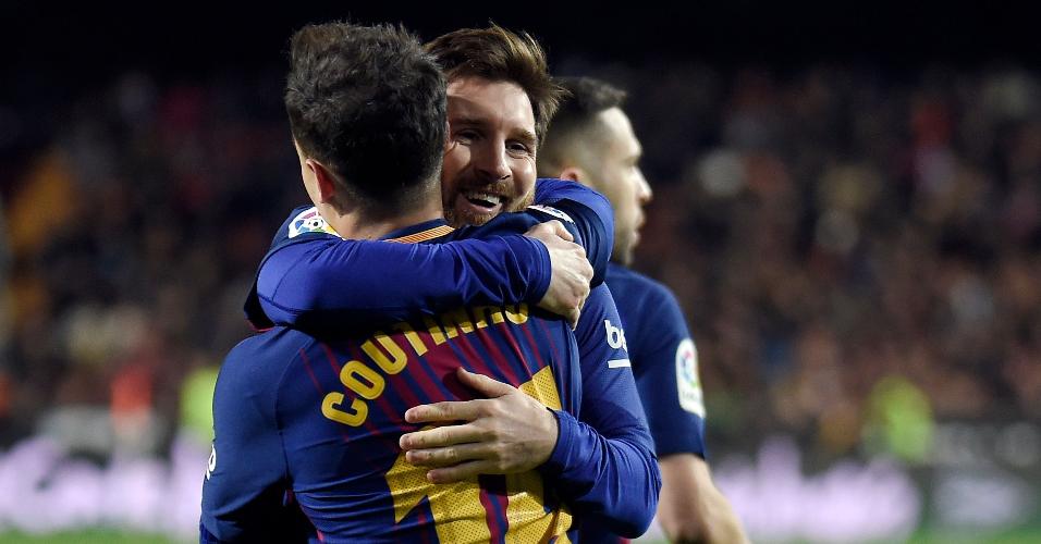 Messi abraça Coutinho após gol do Barcelona sobre o Valencia