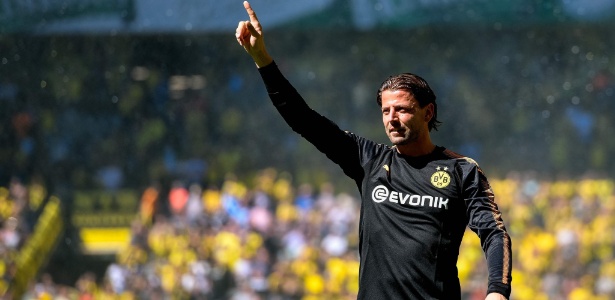 O goleiro Roman Weidenfeller acena para a torcida do Borussia Dortmund - Sascha Schuermann/AFP