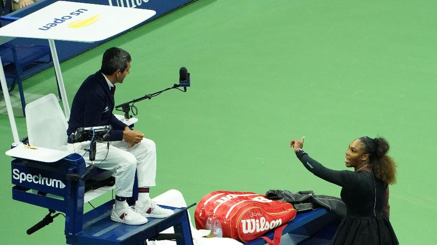 Serena Williams discute com o árbitro Carlos Ramos na final do Aberto dos EUA - Kena Betancur / AFP