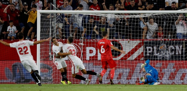 Sevilla comemora o primeiro gol de André Silva contra o Real Madrid - REUTERS/Marcelo Del Pozo
