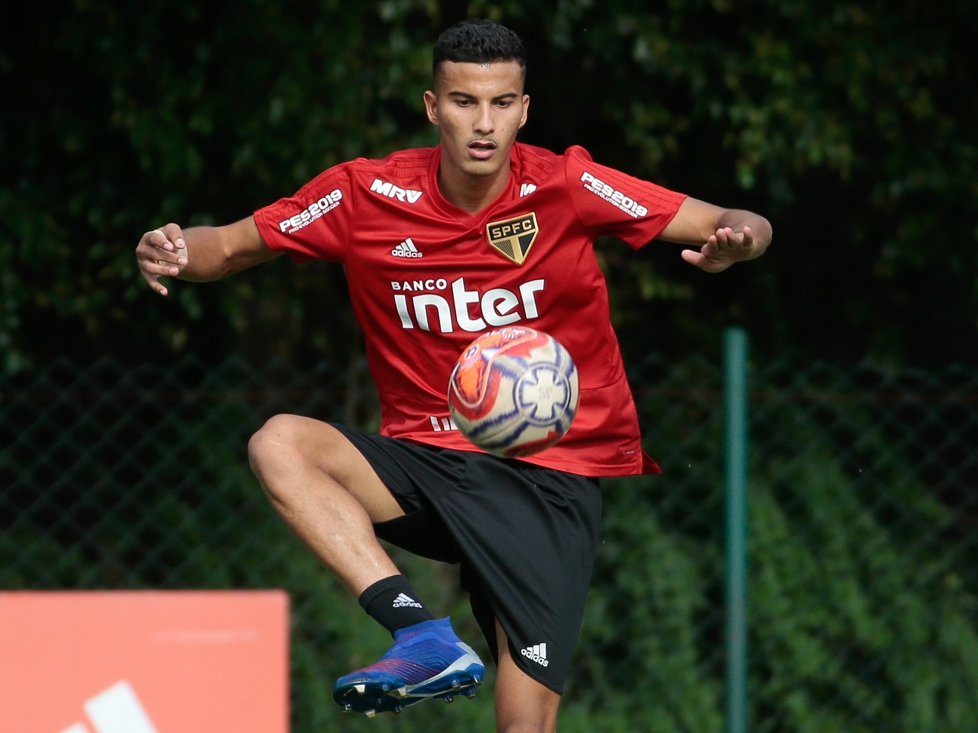 Walce, do São Paulo, comemora nova etapa de recuperação no CT