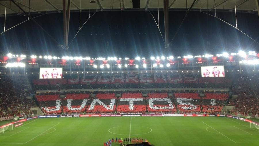 Torcida do Flamengo fez um mosaico no Maracanã com a frase: "jogaremos juntos!" - Leo Burlá / UOL Esporte