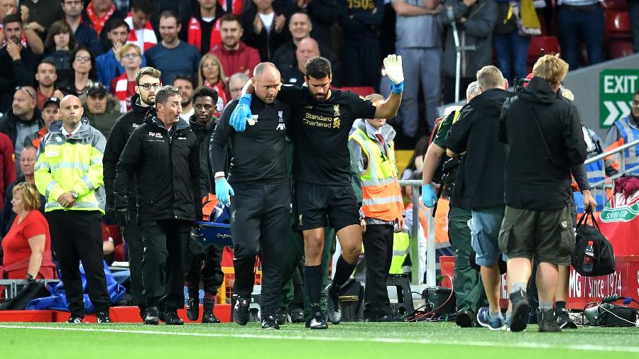 Alisson deixa a partida entre Liverpool e Norwich após sofrer lesão - Michael Regan/Getty Images