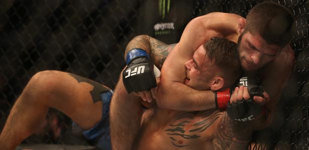 UFC 242 | Khabib finaliza, mantém cinturão e relembra confusão com McGregor