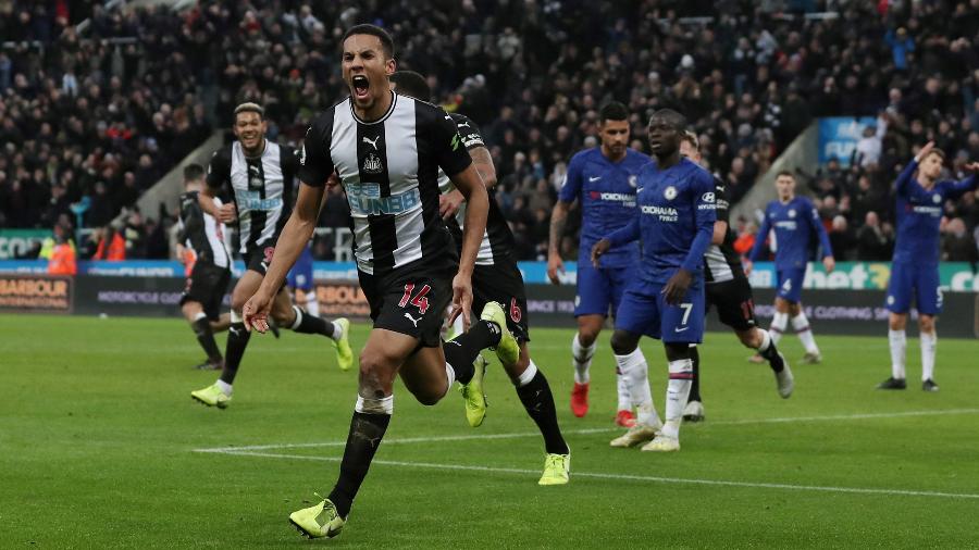 Isaac Hayden comemora seu gol pelo Newcastle contra Chelsea - Action Images via Reuters/Lee Smith