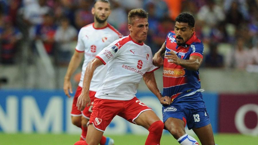 Jogadores de Independiente e Fortaleza disputam jogada; clube argentino é o maior campeão da história da Libertadores - SAMUEL ANDRADE/MYPHOTO PRESS/ESTADÃO CONTEÚDO