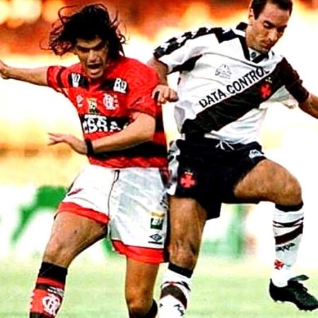 Mancuso, do Flamengo, e Edmundo, do Vasco, disputam a bola em 1997 - Reprodução