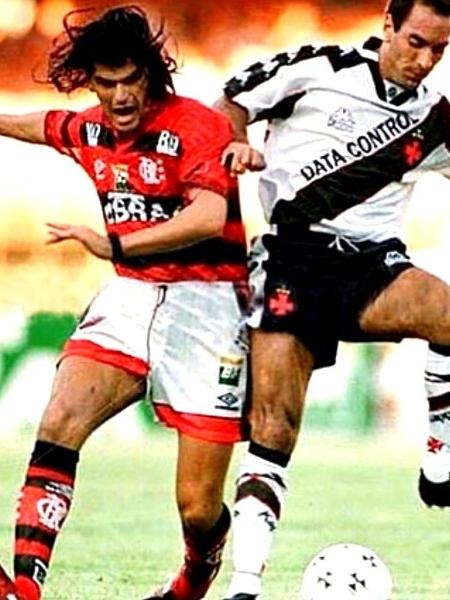 Mancuso, do Flamengo, e Edmundo, do Vasco, disputam a bola em 1997 - Reprodução