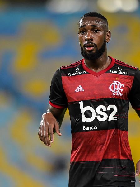 Gerson, meia do Flamengo, durante partida contra o Bangu - Thiago Ribeiro/AGIF