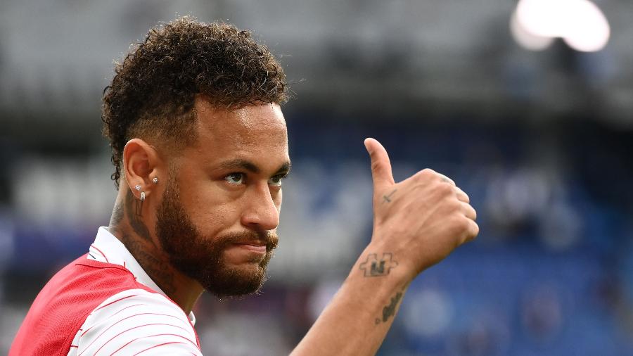 Neymar ensaia moicano pedido pela torcida antes de final da Copa da França - FRANCK FIFE / AFP