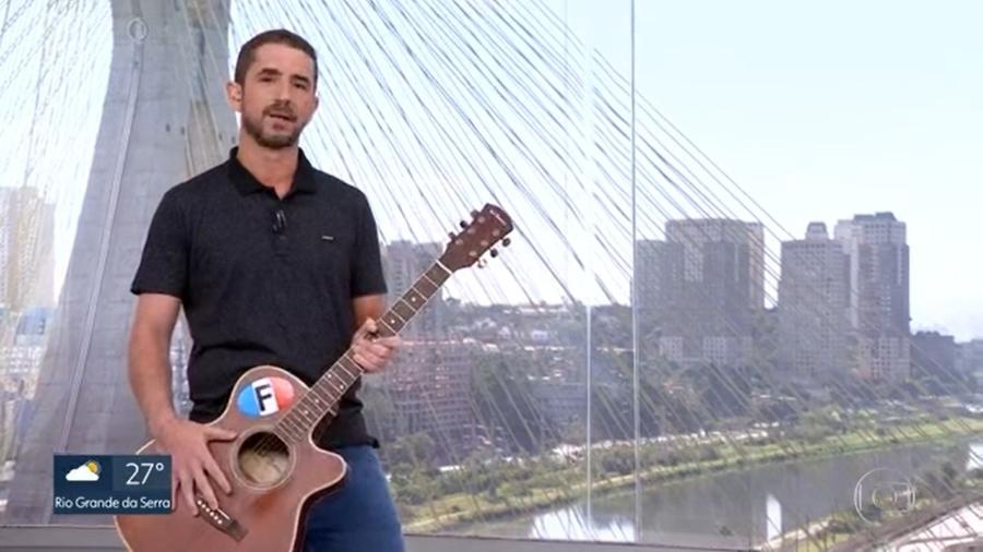 Felipe Andreoli homenageia Rodrigo Rodrigues com o violão que o apresentador deixava na redação - Reprodução/TV Globo