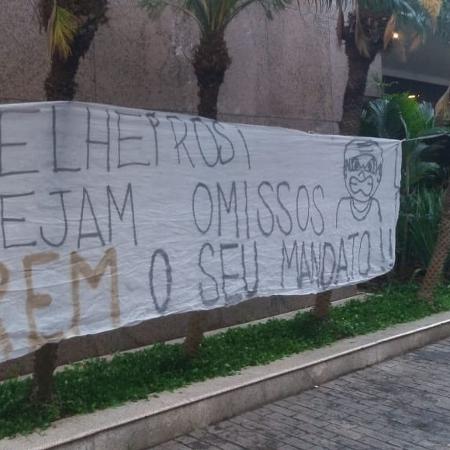 Organizada do Corinthians promove "enterro" de grupo político do clube - Reprodução/Twitter
