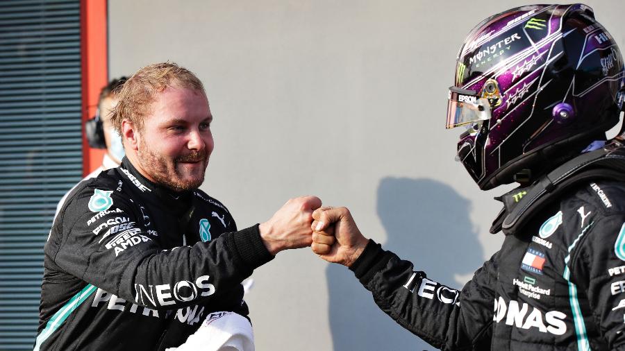 Valtteri Bottas cumprimenta Lewis Hamilton após classificação do GP de Imola - Luca Bruno - Pool/Getty Images
