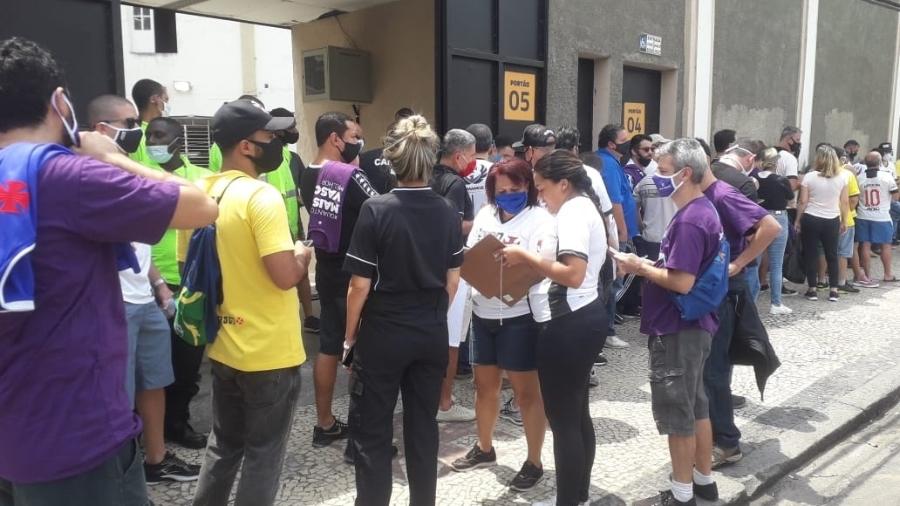 Chapas fazem "boca de urna" na saída dos sócios do Vasco do ginásio de São Januário - Alexandre Araújo / UOL Esporte