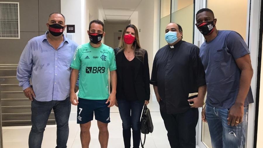 Padre Omar é recebido por Marcos Braz e Everton Ribeiro em visita ao CT do Flamengo - Twitter Flamengo