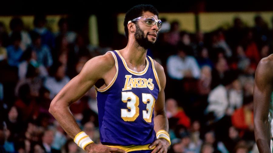 Kareem Abdul-Jabbar durante partida do Los Angeles Lakers na NBA, em 1981 - Dick Raphael/NBAE via Getty Images
