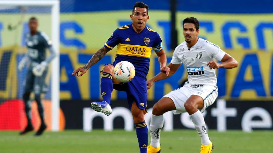 Lucas Verissimo e Carlos Tevez durante Boca Juniors x Santos pela Copa Libertadores 2020 - Marcelo Endelli/Getty Images