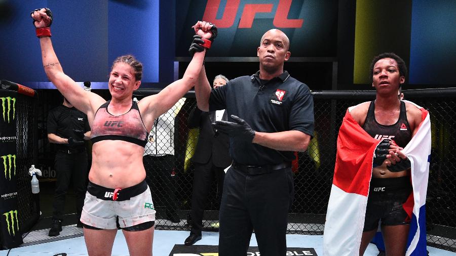 Brasileira Karol Rosa comemora vitória sobre Joselyne Edwards no UFC Las Vegas 18 - Chris Unger/Zuffa LLC
