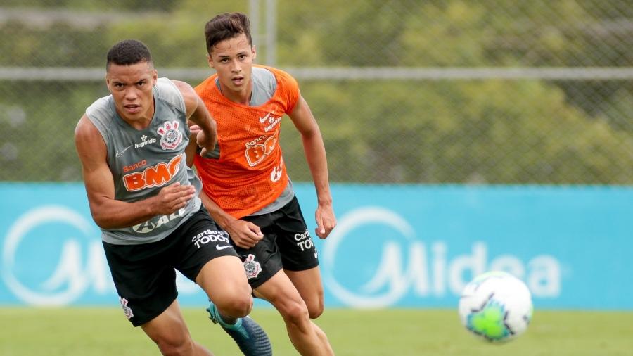 Mandaca e Matheus Araújo (de colete) disputam bola em treinamento realizado no CT Joaquim Grava  - Rodrico Coca/ Ag. Corinthians 