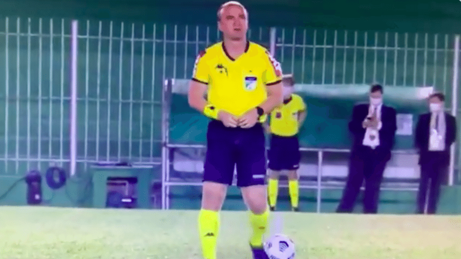 Árbitro Dênis da Silva Ribeiro Serafim antes da partida entre Goiás e Boavista pela Copa do Brasil 2021 - Transmissão Premiere