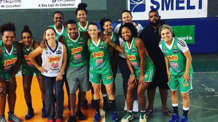 Alex Sandro, lateral da Juventus e da seleção, e as amigas do basquete de Catanduva - Acervo pessoal