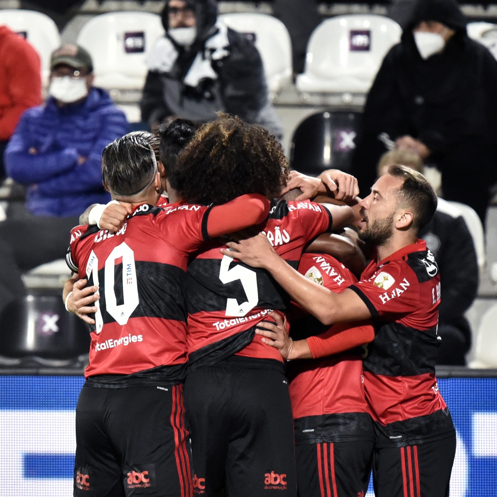 Em jogo complicado, Flamengo vence Olímpia e arranca em vantagem