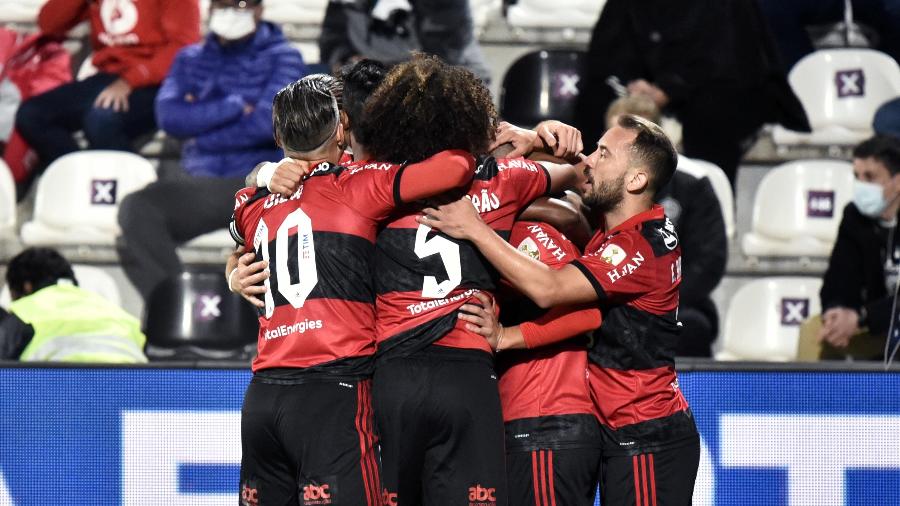 Jogadores do Flamengo comemoram gol sobre o Olimpia, em duelo pela Libertadores - Christian Alvarenga/Getty Images