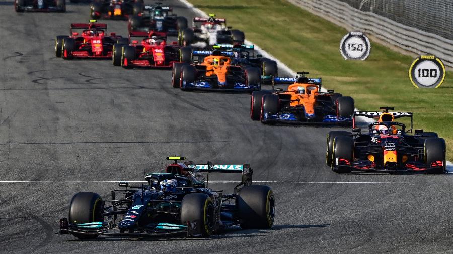 Valteri Bottas na liderança do sprint do GP de Monza, em um dos testes do formato sprint - ANDREJ ISAKOVIC / AFP