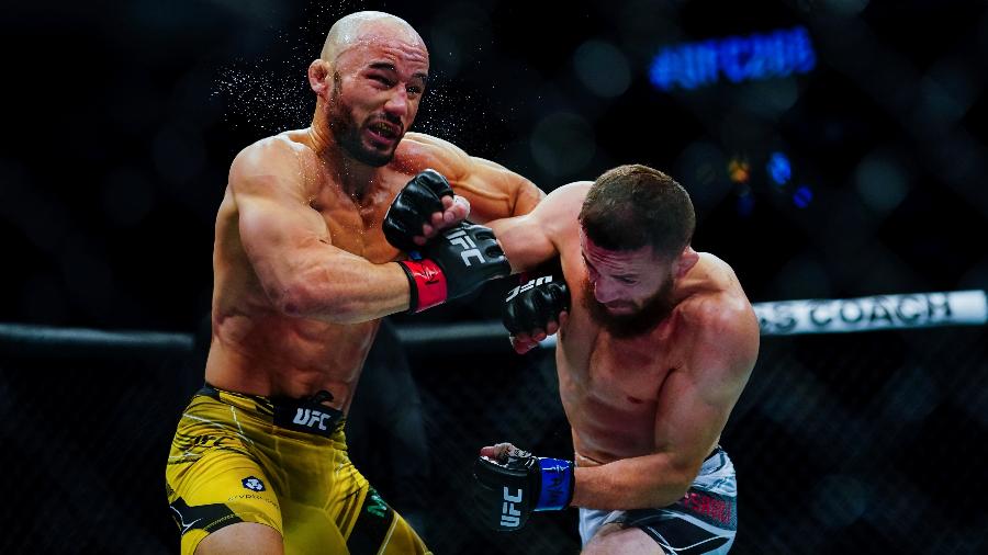 Merab Dvalishvili acerca soco no brasileiro Marlon Moraes no duelo pelos pesos-galos no UFC 266, em Las Vegas - Alex Bierens de Haan/Getty Images