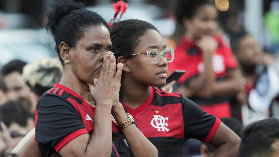 Torcida do Flamengo acompanha a final da Libertadores na praça Varnhagem - EFE/ Andre Coelho