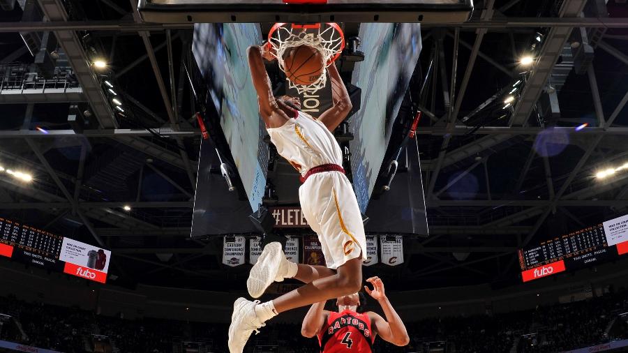 Evan Mobley, do Cleveland Cavaliers, finaliza a enterrada diante de Scottie Barnes, do Toronto Raptors - NBA/Twitter